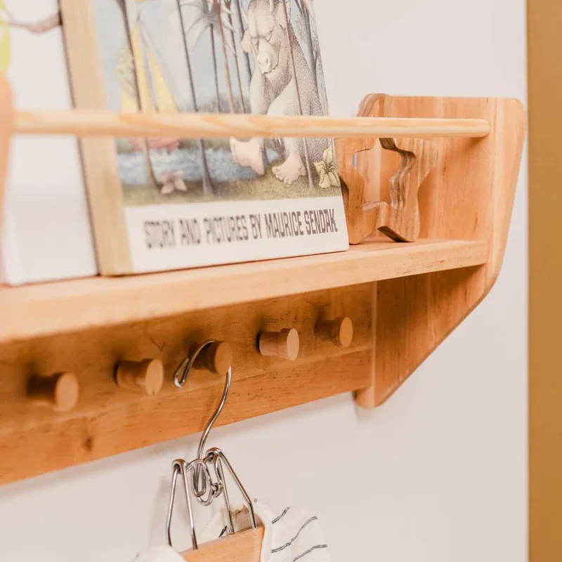 Vegghylle til barnerom, med knotter – Nursery Wall Shelf