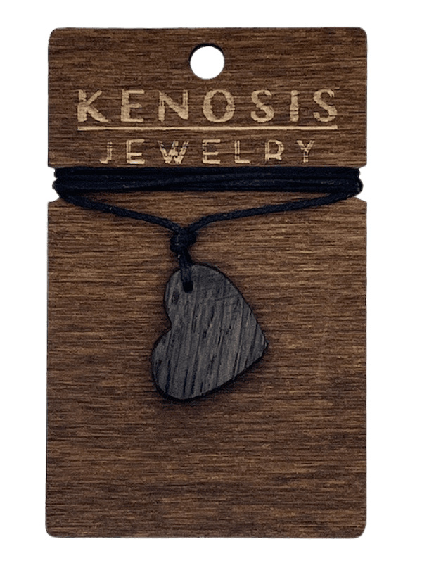 Hjertesmykke i mørkt tre – Kenosis Jewelry