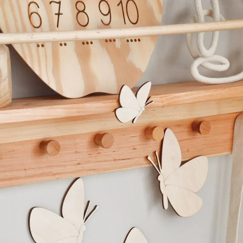 Vegghylle til barnerom, med knotter – Nursery Wall Shelf