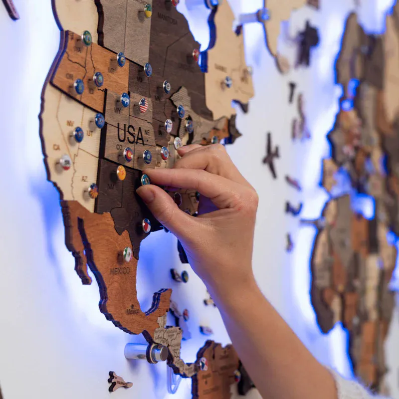 3D LED Verdenskart i Tre Multicolor – World Map 3.0 Enjoy The Wood