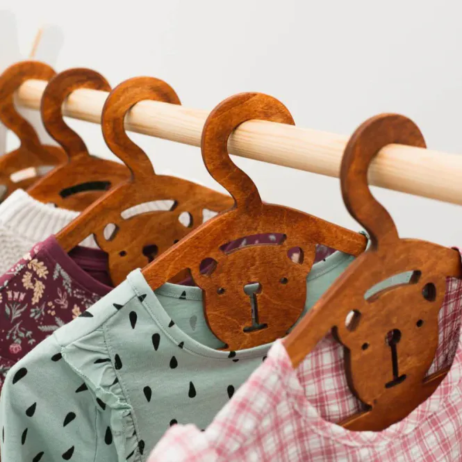Hovedbilde Barnekleshengere i Tre – Sett med 10 Enjoy ...